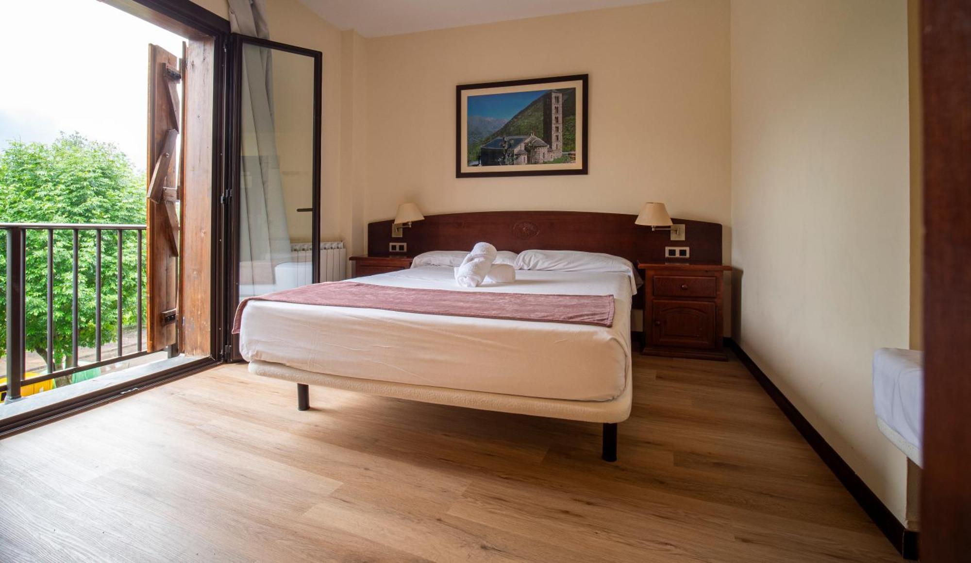 Hotel Romanic Taull Ngoại thất bức ảnh