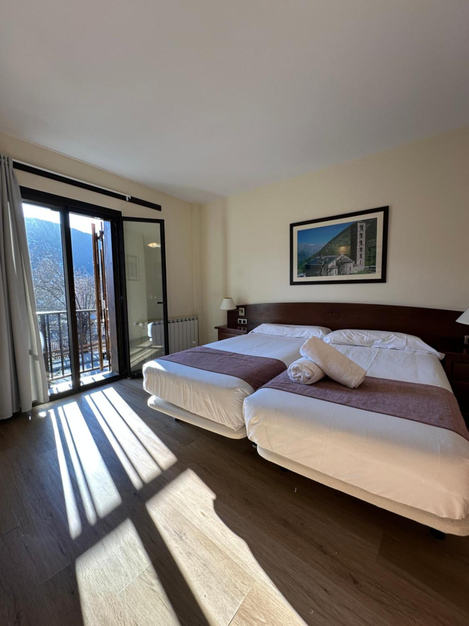 Hotel Romanic Taull Ngoại thất bức ảnh