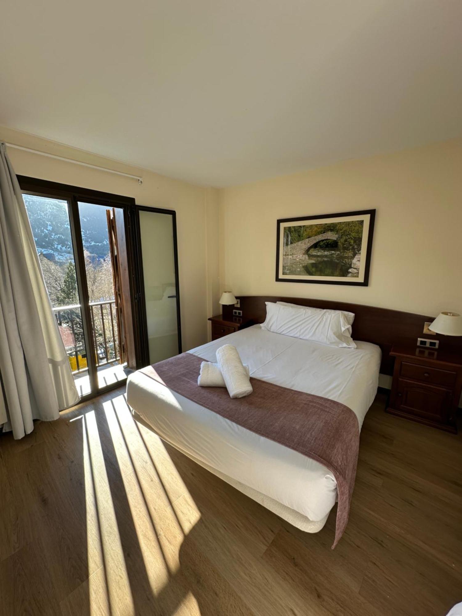 Hotel Romanic Taull Ngoại thất bức ảnh